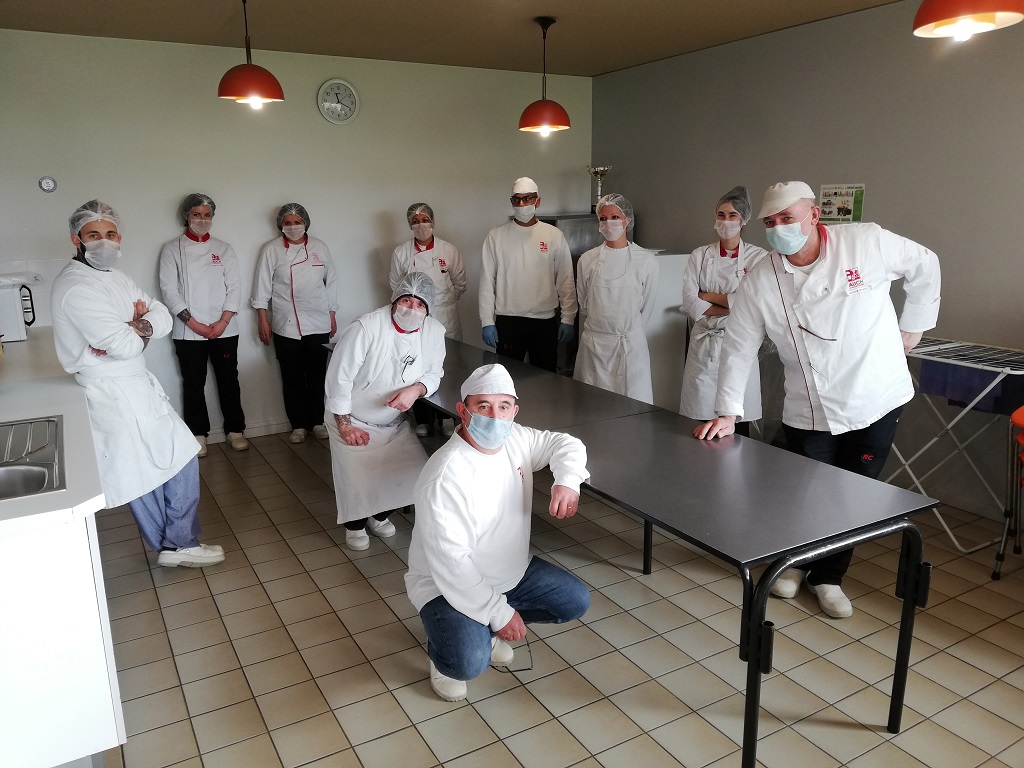Mardi 7 avril : les agents de la cuisine centrale au travail.
