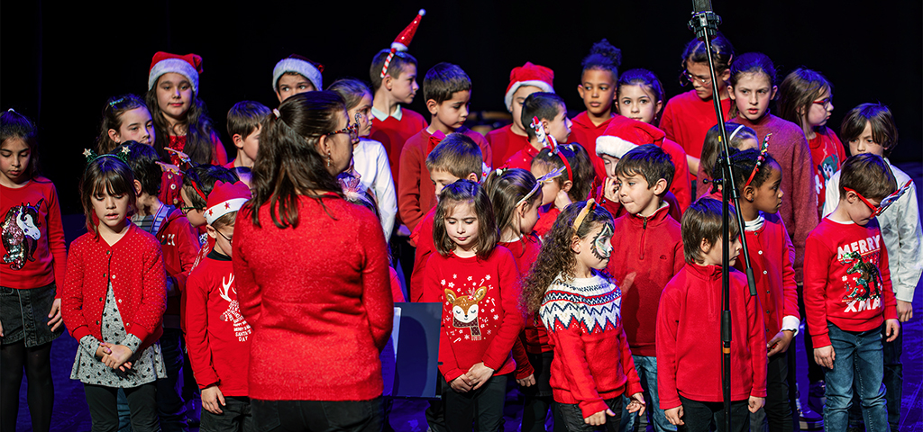 Ecole de musique Grand Auch Cœur de Gascogne : concert de Noël 2025 Groupe d'enfants en rouge de l'école de musique Grand Auch Cœur de Gascogne réunis pour le concert de Noël