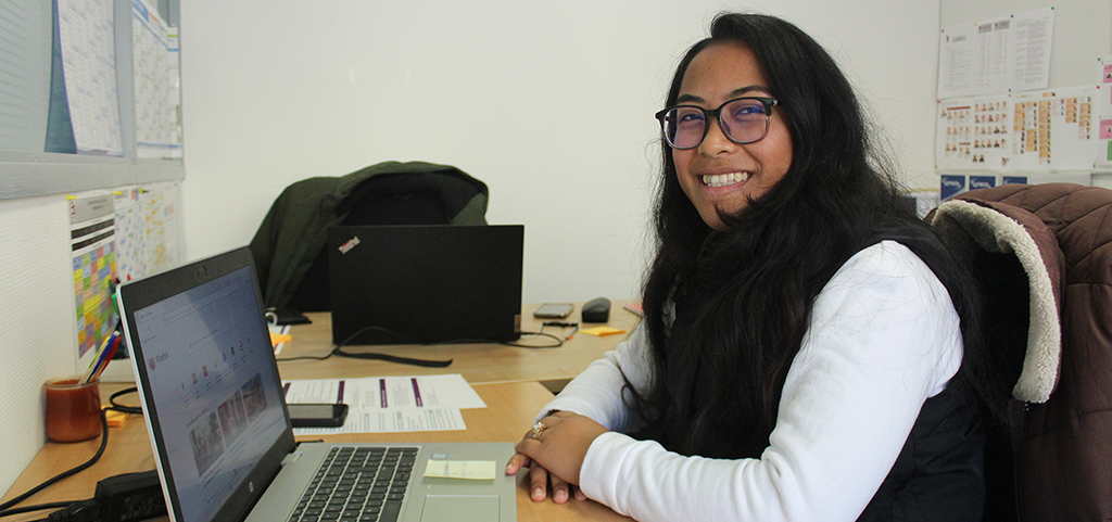 La jeune malgache assise à son bureau pendant son service civique à Auch