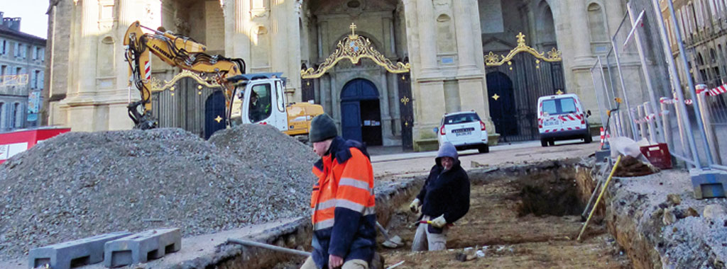 vignette une archeologue-parvis-cathedrale 07juin2017