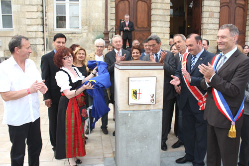 Inauguration des blasons de jumelage