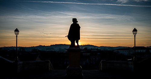 Auscitains célèbres Auscitains célèbres : la statue de D'Artagnan de dos avec le soleil couchant au loin